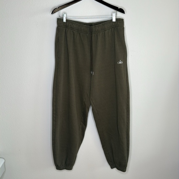 ALO Yoga Pants - Alo Yoga Accolade Sweatpant in Dark Olive Green Size XL (16-18) Unisex